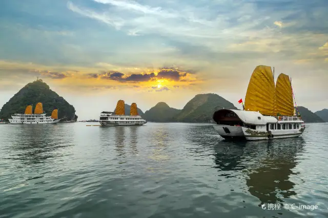 Sightseeing Boats in Ha Long