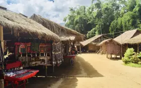 หมู่บ้านชาวเขากะเหรี่ยงคอยาว