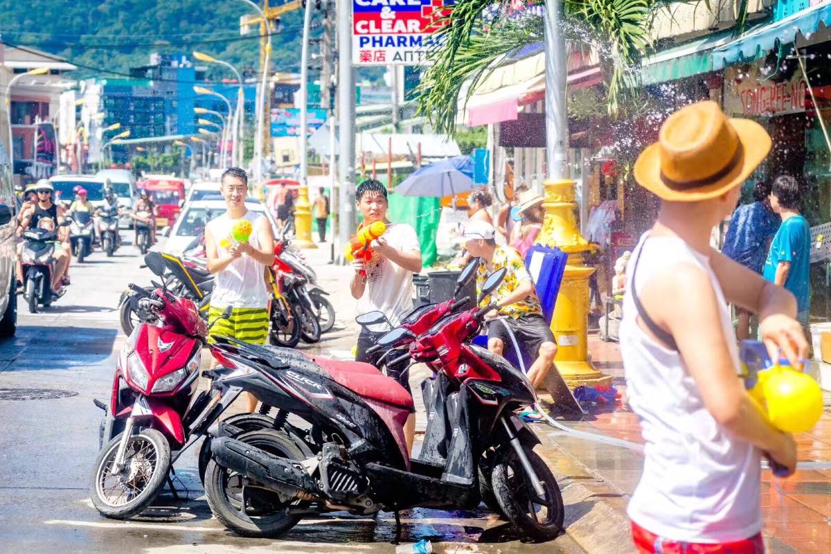ソンクラーン（水かけ祭り）（4月）