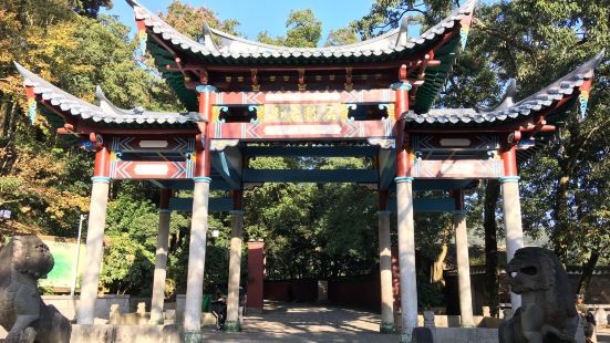 石鼓名山坊是去鼓山涌泉寺必经的大牌坊，古色古香。去鼓山，除了