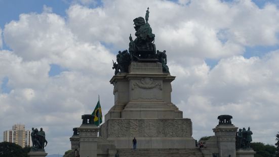 圣保罗的巴西独立纪念碑，是一座非常宏大的青铜建筑群。这里歌颂