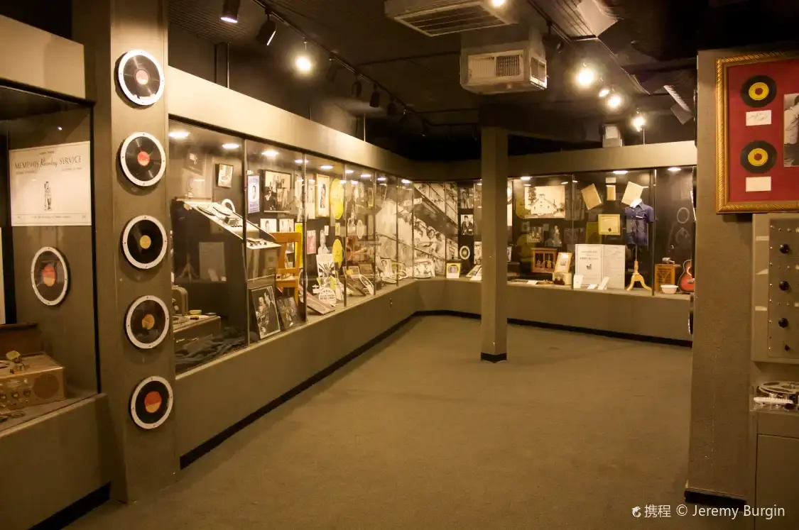 Hotels near Sun Studio