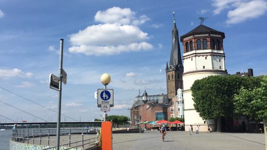 這個宮塔位於杜塞爾多夫老城中心，位於北萊茵河畔，老遠就可以看