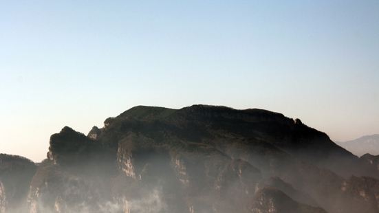 景區景色優美，空氣清新。山頂坪內：水草豐美，天然草場一望無際