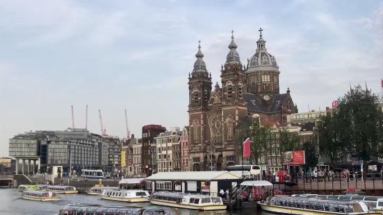 西教堂是阿姆斯特丹最古老的教堂之一的，建筑特别的漂亮壮观的，