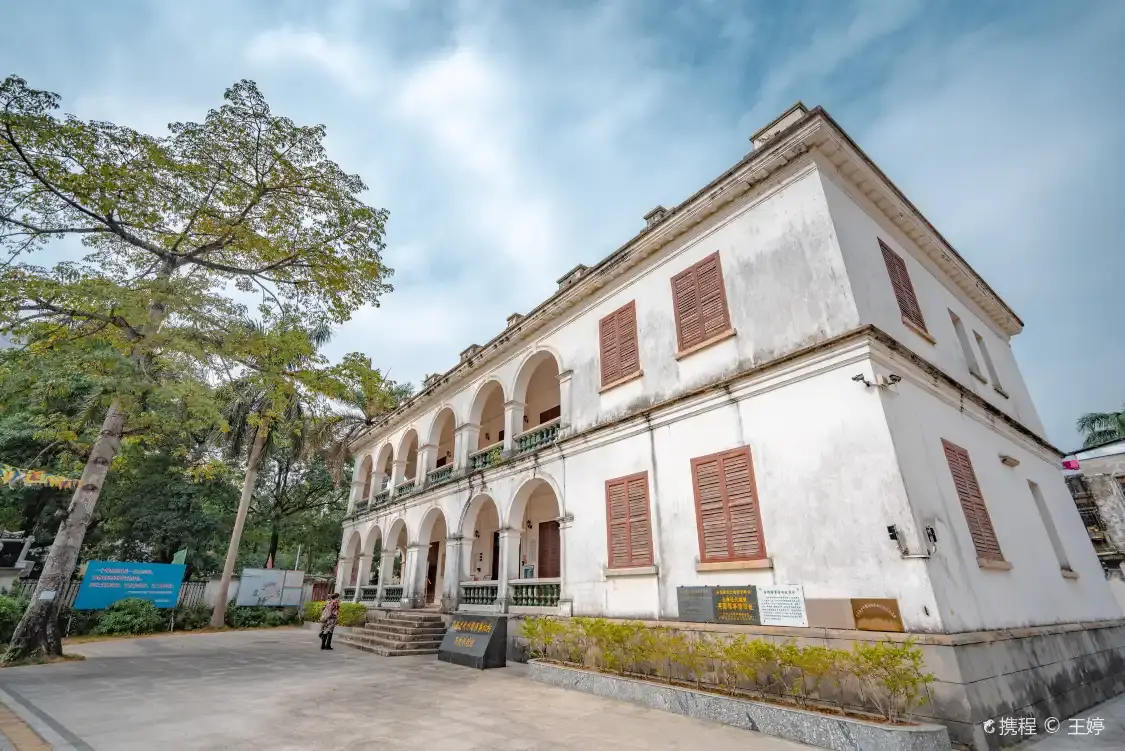 Hotels near Yingguo Zhu Beihai Lingshiguan Site