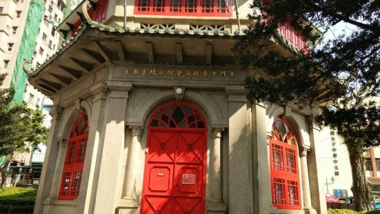 澳门有许多殖民时期的建筑,包括街道上的塔普西克广场(Tap