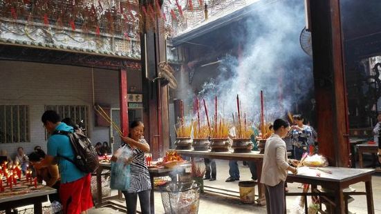 天后庙里有香可以购买，5000越南盾一把，如果不准备拜拜，也