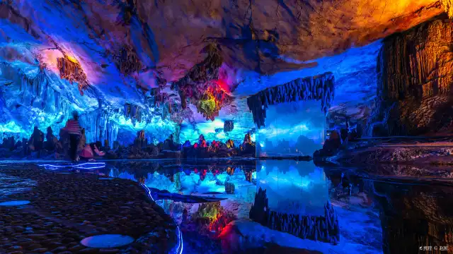 Hotels near Reed Flute Cave