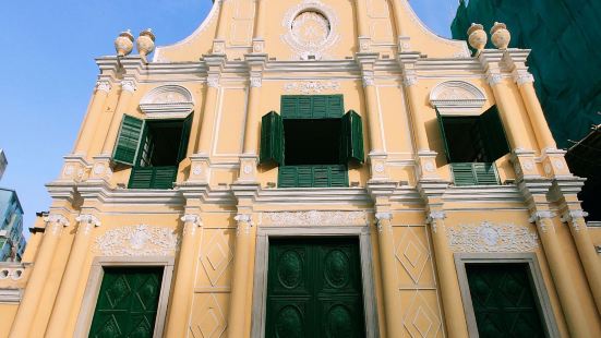 说是广场，其实就是圣母玫瑰教堂门前的一小块地方。很小一片，不