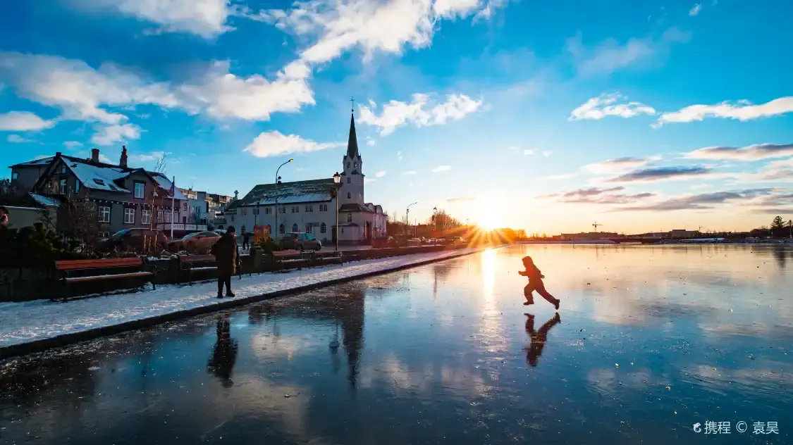 Hotels near Lake Tjornin