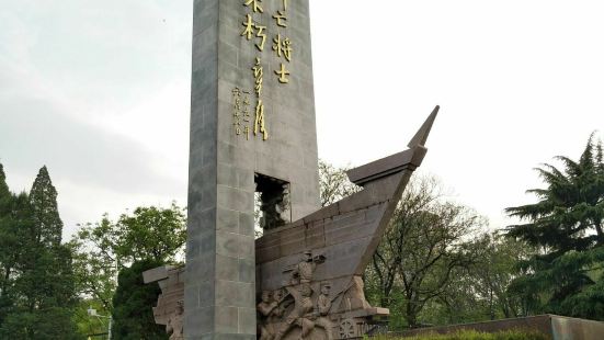 郑州碧沙岗公园北门往里走,首先映入眼帘的是一座高耸的石碑&l