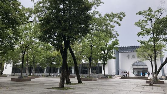 常熟圖書館座落於常熟市書院街27號，比鄰常熟博物館，與昭明太