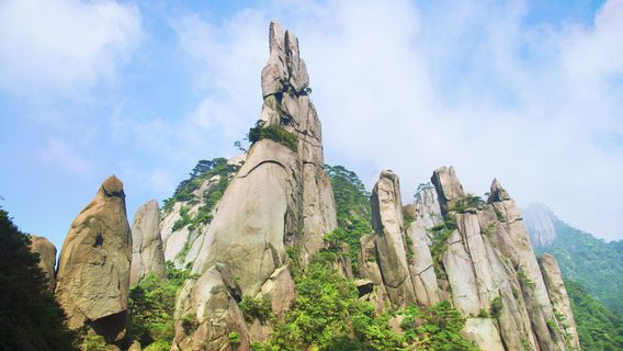 Three-dragon Mountain