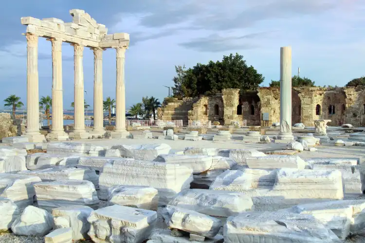 Hotels near Apollon Temple