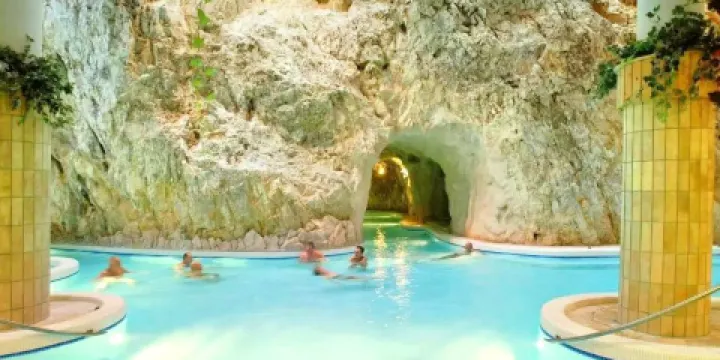 米什科爾茨洞穴溫泉