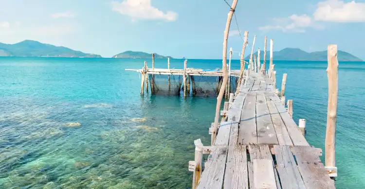 Отели рядом с достопримечательностью «Sun Watthanatham Changwat Rayong Rongrian Rayong Witthayakhom»