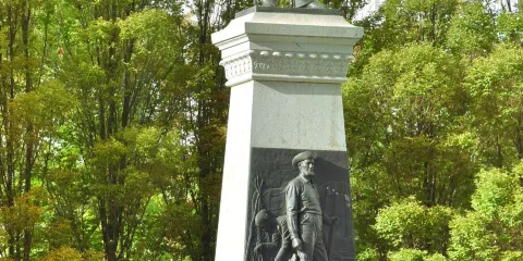 楊百翰紀念碑和經絡標記