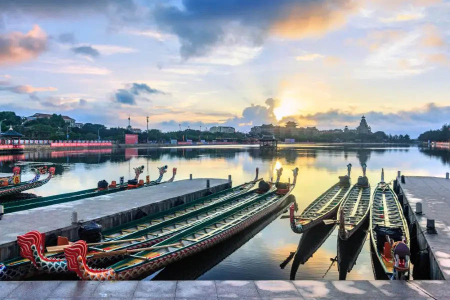 The Lake of Dragon Boat