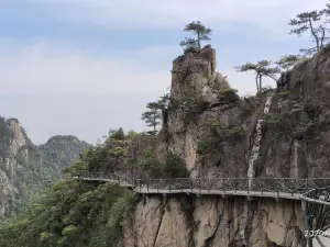 Cliff-Hanging Plank Trail