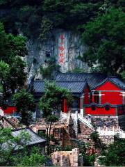 Niuji'an Therapeutic Resort is located in Zichuan District's Kunlun Town. It is known as "the village in the sky."