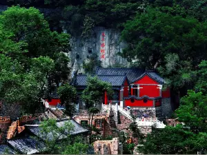 Niuji'an Therapeutic Resort is located in Zichuan District's Kunlun Town. It is known as "the village in the sky."