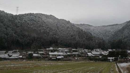 我們住在離茅屋村乘車20分鐘的茅屋改造的酒店裡，祈禱下雪能看