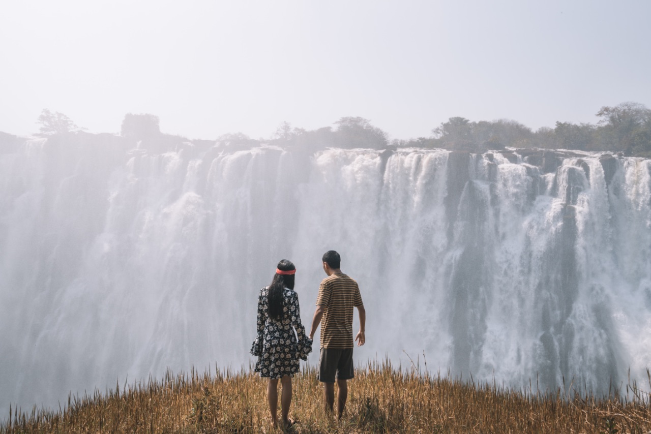 In the world of mankind, mankind is nothing but a small dust. It recognizes the greatness of nature and the smallness of self. It is the Victoria Falls in Africa. 

 At the junction of Zambia and Zimbabwe in Africa, there is a raging river, the Zambezi River. The Zambezi River suddenly fell into a huge cliff, forming the world's largest waterfall: Victoria Falls. 

 "This river seems to have disappeared from the earth. After only 80 feet, it disappeared into the opposite rock. Except for a cloud of white clouds, I couldnt see anything. Like thousands of small meteors, all in one direction, leaving a droplet after each meteor. If you see such a waterfall, I think, angels will stop there." In 1855, The Scottish explorer Livingston discovered the scene of this continent, and when I came to the waterfall, I felt so deeply. 

 All the natural forces that make people tremble, they only see their sounds. When they reach the waterfall, the sound of the water rang through the sky, and the mist of the waterfall is lost in the valley. In the looming, several rainbows leaped into the eye. Everyone is wet, but it is this immersive realism that deeply feels the unparalleled shock of nature.