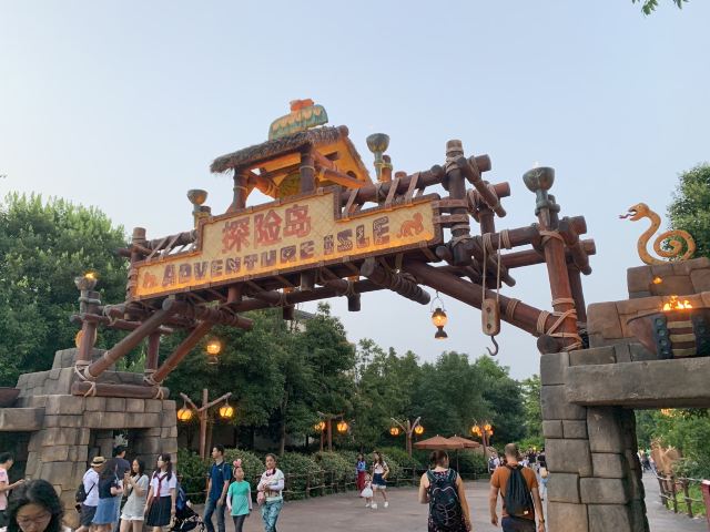 Shanghai Disneyland Band