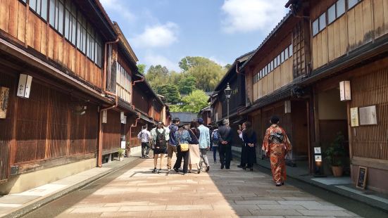 日本石川县金泽市是一座古老的城市，其市中的东、西茶屋街是老城