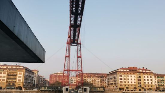 纜索擺渡橋，通過一個巨大的橋箱，將車輛和行人運輸到河對岸。也