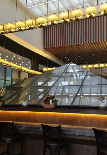 THE PENINSULA OF ROYAL LAKE HOTLES·RESTAURANT