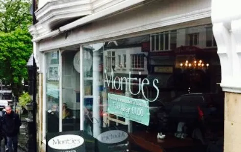 Monties Cafe & Guesthouse