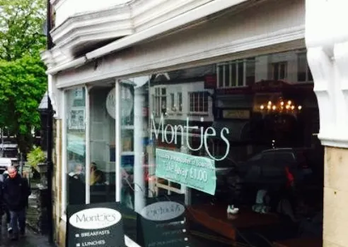 Monties Cafe & Guesthouse