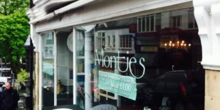 Monties Cafe & Guesthouse