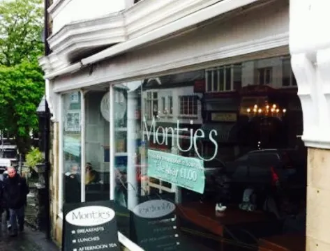 Monties Cafe & Guesthouse