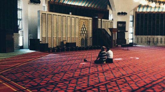 非常壮观的大清真寺，灰蓝色的房顶是多么的美好，内部大厅铺设的