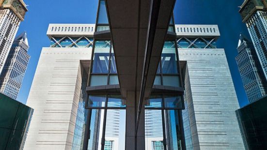迪拜国际金融中心，位于迪拜市中心，是阿联酋最重要的商业中心，