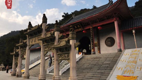 飞来寺位于广东清远市北江小三峡处的飞来寺，相传是从安徽飞来，