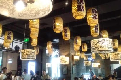 LAO CUN CHANG SI MU CAI JI DE HAI XIANG DIAN