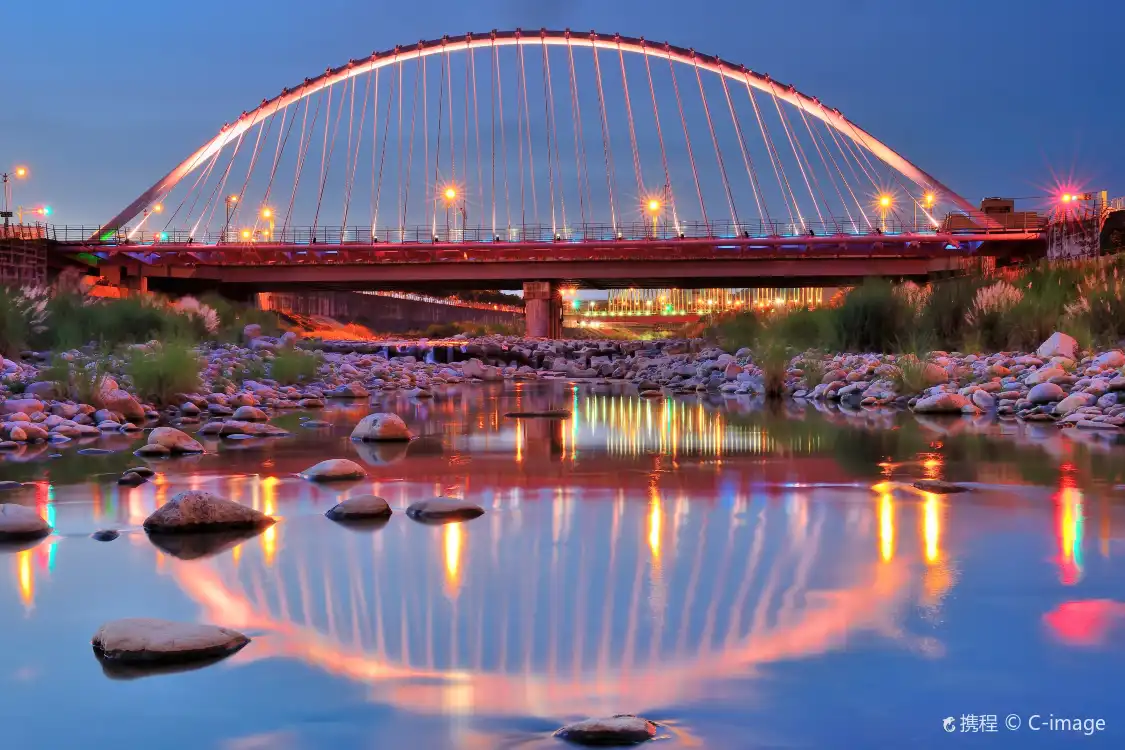 Отели рядом с достопримечательностью «Dakeng Pink Valentine Bridge»