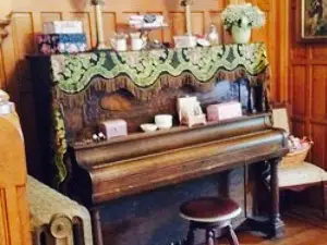 Quintealia's Tea Parlor