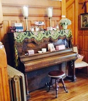 Quintealia's Tea Parlor
