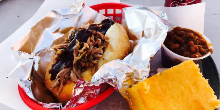 Piggin' Out Smokehouse