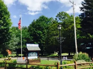 Blue hill lodge and cafe
