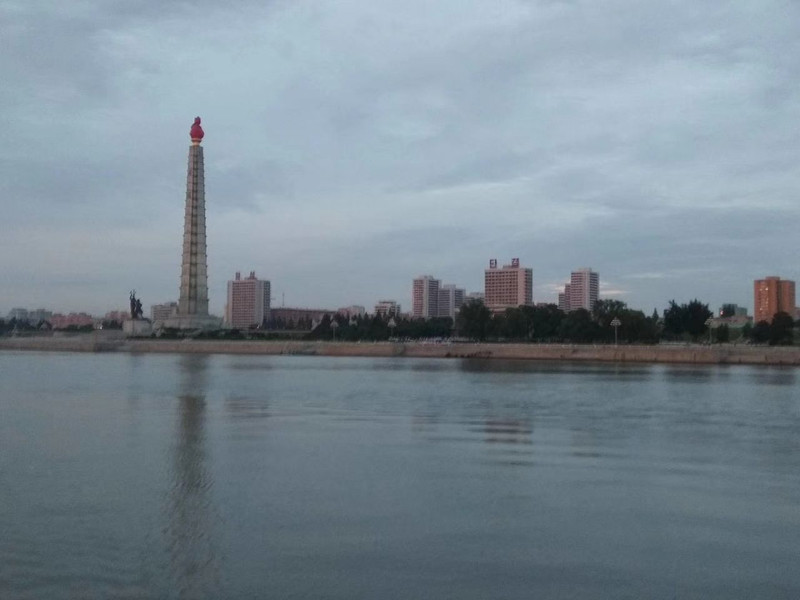 Ficheiro:Fishing on the Taedong River 대동강 in Pyongyang