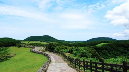 サングムブリ（緑の噴火口)