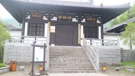 在黟县宏村奇墅湖附近的梓路寺原建于唐会昌3年（公元843年）