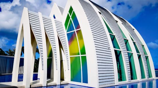 彩虹教堂是关岛最著名的网红打卡圣地，位于关岛杜梦湾中间的位置