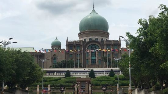 这里国家的建筑都是蛮有特色的，圆圆的景，而且颜色也比较鲜艳，